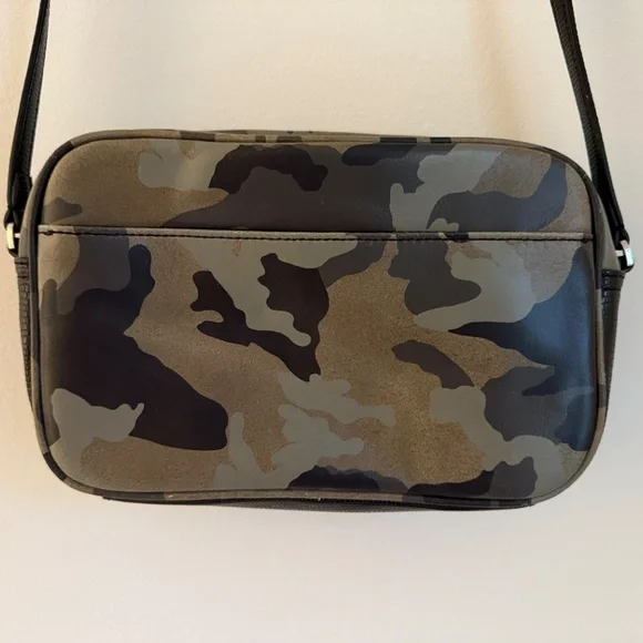 G.I.L.I Camo Leather Crossbody Purse - Picture 4 of 5
